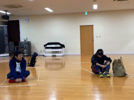 イメージ：1階スタジオでプロの俳優イワントモリさんが稽古中！