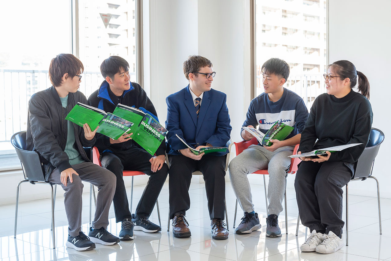 <br /><b>Warning</b>:  Illegal string offset 'label' in <b>/home/kawaharagakuen/www/ht_docs/web/minato/wp-content/themes/hospitality.kawahara.ac.jp/single-oc.php</b> on line <b>96</b><br /> 【2科合同】セバスチャンと…Let's speak English！